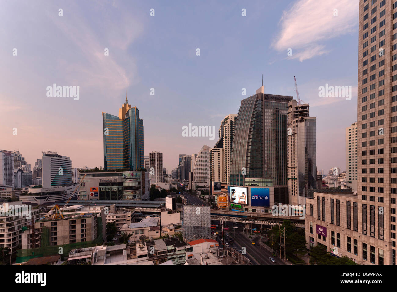 Vista verso l'angolo della Sukhumvit Road e di Asoke Road, terminale 21, Grand Millennium, Torre di Exchange, skyline, Bangkok Foto Stock