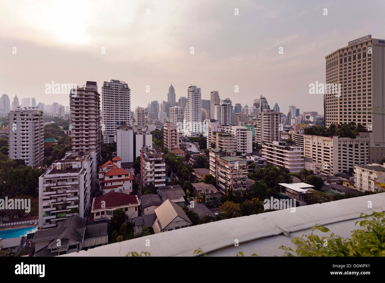 Veduta dello skyline, Sukhumvit Road, lo Sheraton Hotel sulla destra, Bangkok, Thailandia, Asia Foto Stock