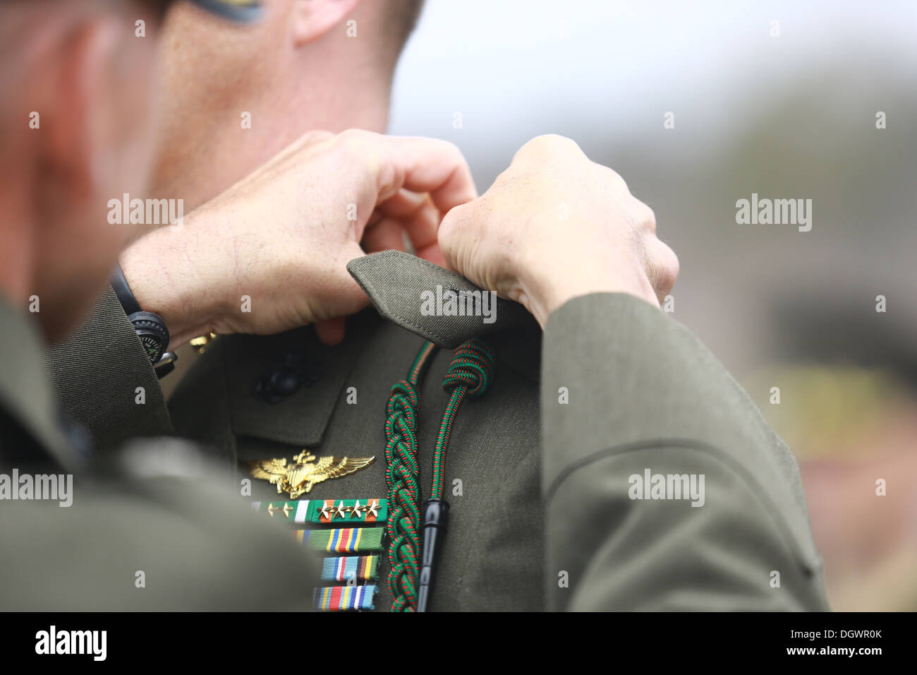 Marines con un quinto reggimento Marine sono presentati i Francesi Fourragere durante una cerimonia a bordo campo San Mateo parade deck qui, Ottobre 23, 2013. Il reggimento è uno dei due Marine Corps reggimenti autorizzati ad indossare il Fourragere per azioni eroiche durante Foto Stock