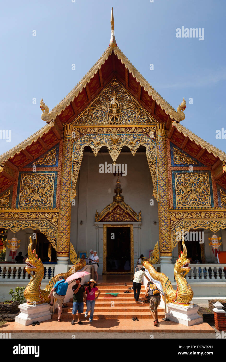 Viharn Luang, Naga figure all'ingresso, Wat Phra Singh, Chiang Mai, Thailandia del Nord della Thailandia, Asia Foto Stock