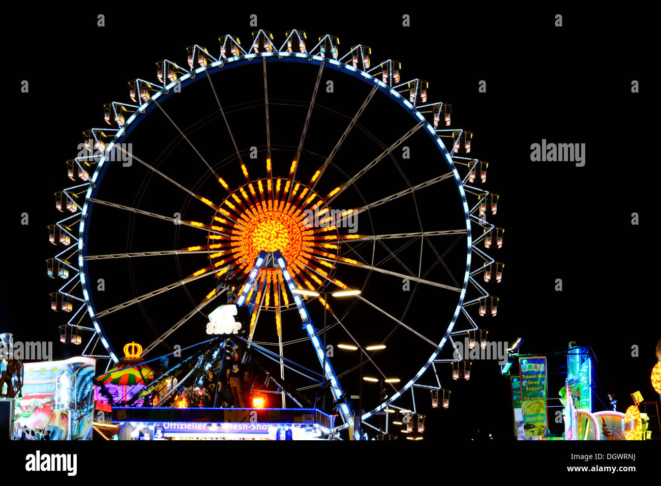 La grande ruota al Oktoberfest a Monaco di Baviera, Germania Foto Stock La grande ruota al Oktoberfest a Monaco di Baviera, Germania Foto Stock