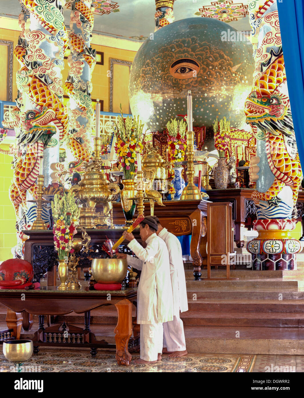 Occhio divino in Cao Dai Temple, durante una Santa Messa con adoratori, Caodaiism, Tay Ninh, Südvietnam, Vietnam Foto Stock