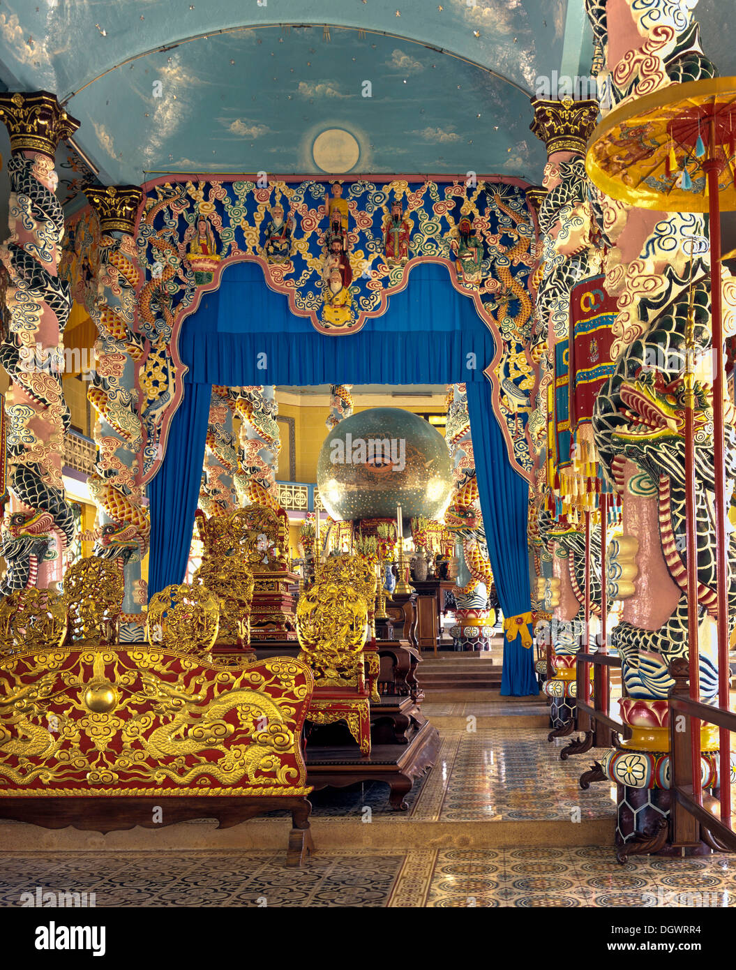 Occhio divino in Cao Dai Temple, durante una Santa Messa con adoratori, Caodaiism, Tay Ninh, Südvietnam, Vietnam Foto Stock