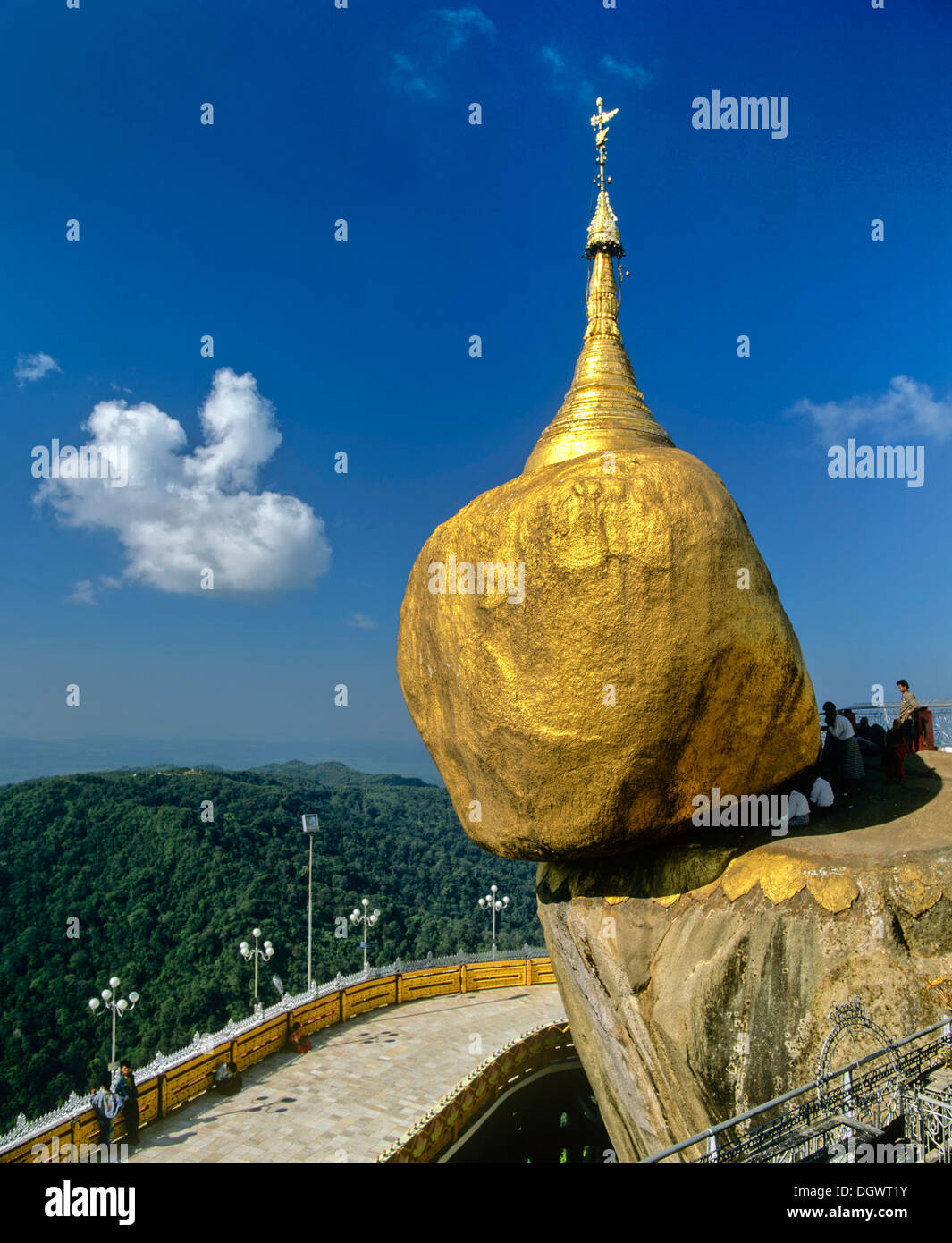 Golden Rock o Kyaiktiyo Pagoda, Kyaikto, Mon-Staat, MYANMAR Birmania Foto Stock