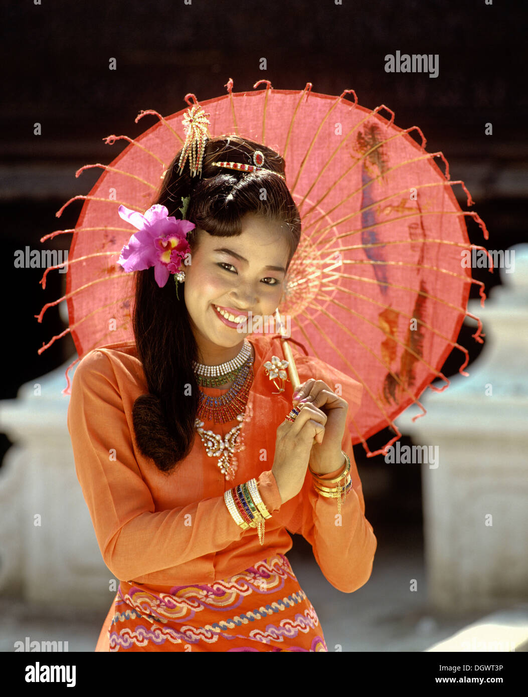 Giovane donna che indossa un tradizionale abito di seta, con un ombrello di carta, Mandalay Mandalay Division, MYANMAR Birmania Foto Stock Giovane donna che indossa un tradizionale abito di seta, con un ombrello di carta, Mandalay Mandalay Division, MYANMAR Birmania Foto Stock