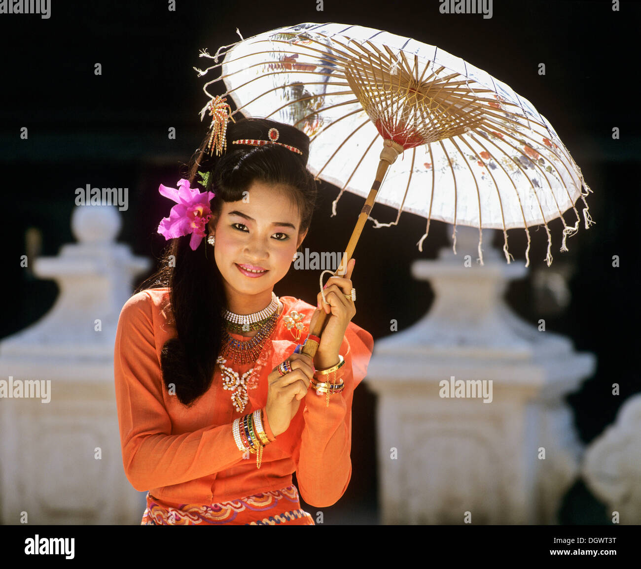 Giovane donna che indossa un tradizionale abito di seta, con un ombrello di carta, Mandalay Mandalay Division, MYANMAR Birmania Foto Stock Giovane donna che indossa un tradizionale abito di seta, con un ombrello di carta, Mandalay Mandalay Division, MYANMAR Birmania Foto Stock