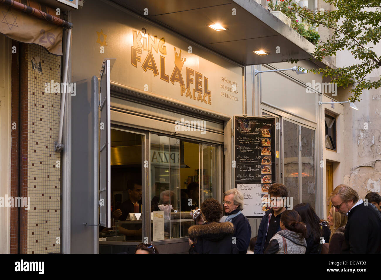 Falafel takeaway nella trafficata zona Marais di Parigi, Francia Foto Stock