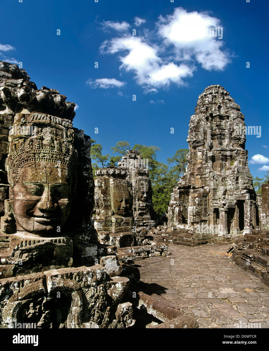 Tempio Bayon, seconda terrazza, faccia torri, volti sorridenti di Bodhisattva Lokeshvara, Avalokiteshvara, Angkor Thom Foto Stock