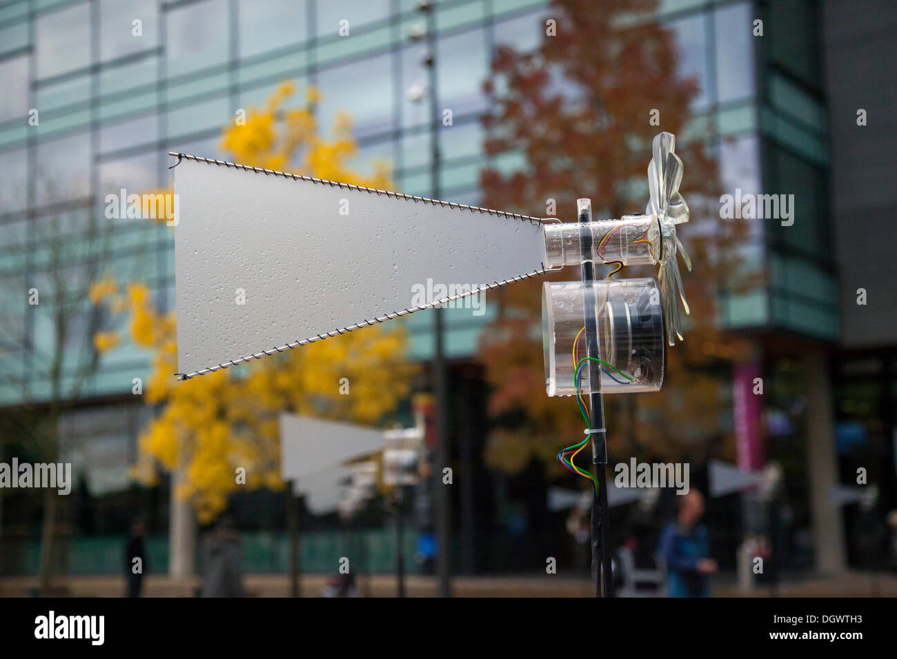 Dispositivi e macchine di raccolta e di amplificare le onde sonore in Manchester, UK Fantoccio campo è una buona tecnica di installazione usando il potere di vento per influenzare sintetizzatori una matrice al Quays, Trafford Park, a Manchester Open Weekend. Un fine settimana di eventi tours, colloqui con affascinanti suoni del mondo ultraterreno dal vento strumenti condotta al di fuori della BBC Media Center. Foto Stock