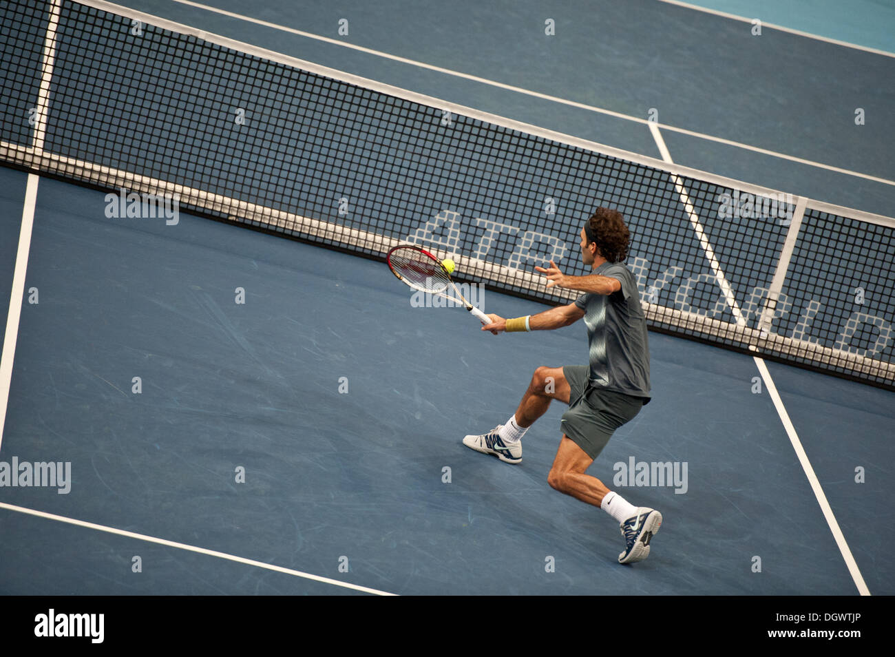 Basel, Svizzera. 26 ott 2013. Roger Federer (SUI) colpisce un volley durante una partita di semi finali degli svizzeri interni a St. Jakobshalle di sabato. Foto: Miroslav Dakov/ Alamy Live News Foto Stock