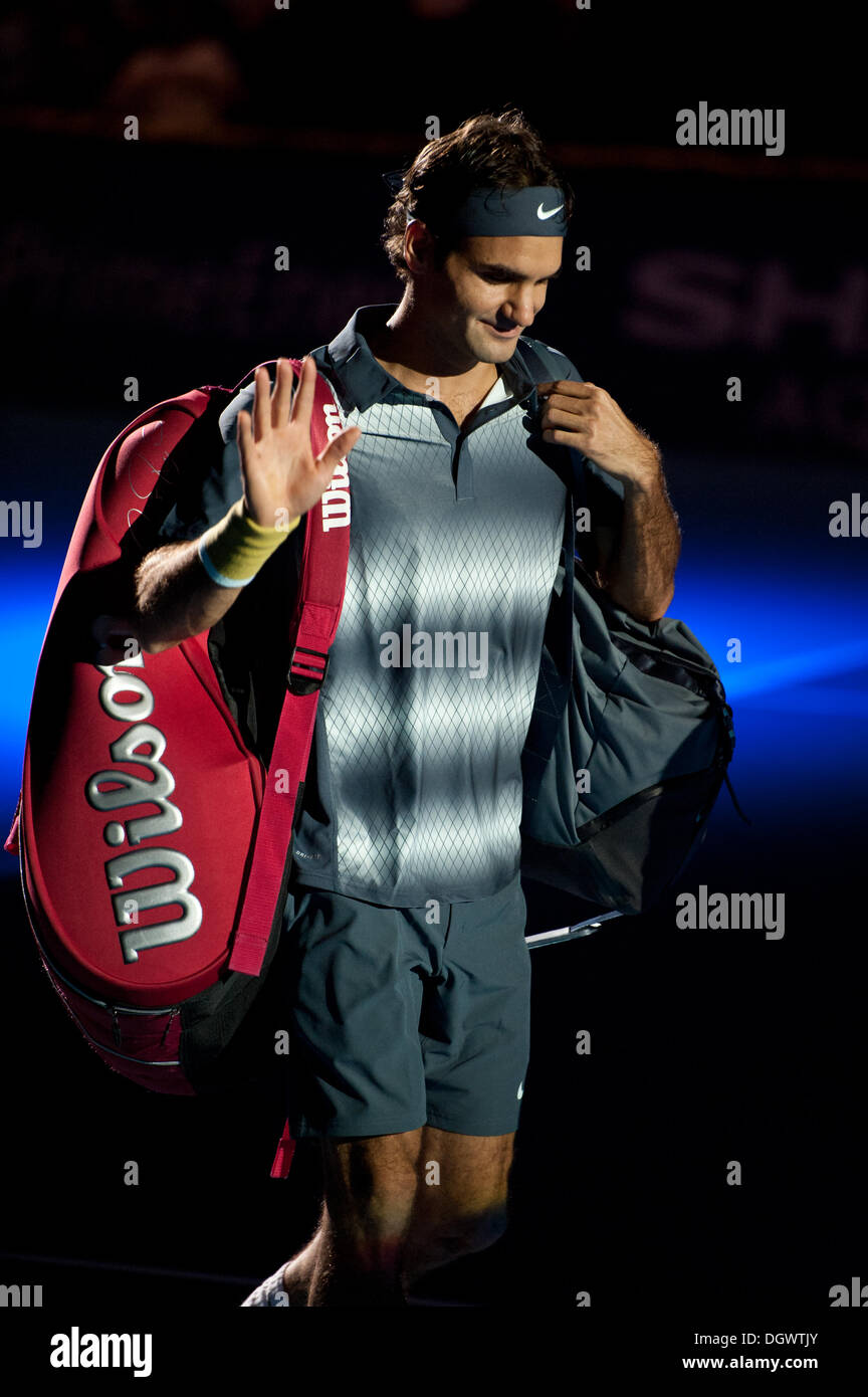 Basel, Svizzera. 26 ott 2013. Roger Federer (SUI) onde per il pubblico come lui entra la corte per una partita di semi finali degli svizzeri interni a St. Jakobshalle di sabato. Foto: Miroslav Dakov/ Alamy Live News Foto Stock