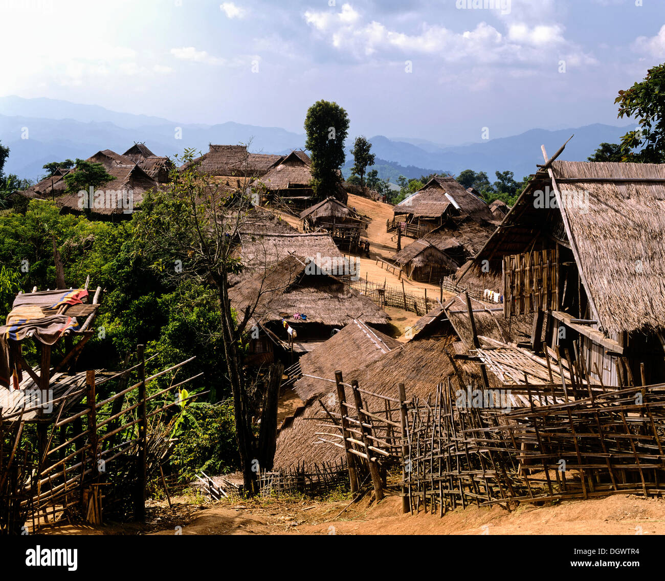 Villaggio Akha sul confine birmano in occidente di Chiang Rai, capanne di bambù, provincia di Chiang Rai, Thailandia del Nord della Thailandia Foto Stock