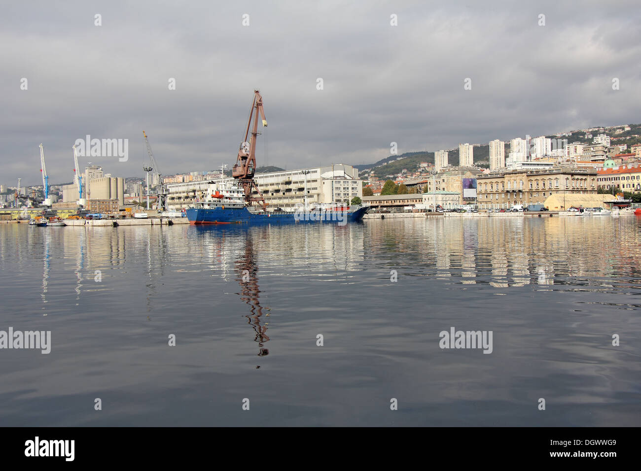 Blu di scarico la nave nel porto di Rijeka CROAZIA Foto Stock