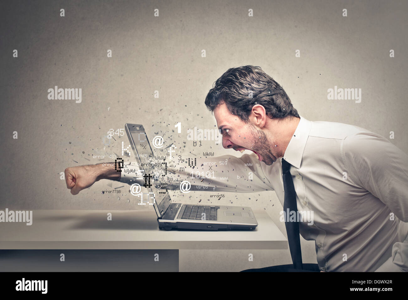 Lavoratore di ufficio getta un punzone in una schermata di un laptop Foto Stock