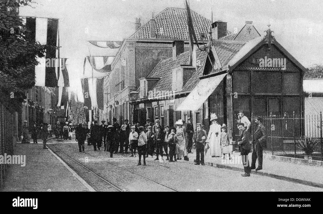 Vecchia fotografia di De Nachtegaalstraat street a Utrecht, Paesi Bassi, durante la King's giorno ( Koninginnedag ), 1900 Foto Stock
