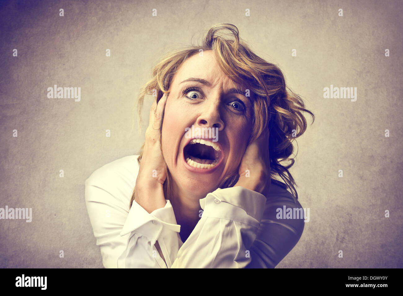Ritratto di una disperata donna bionda urlando Foto Stock