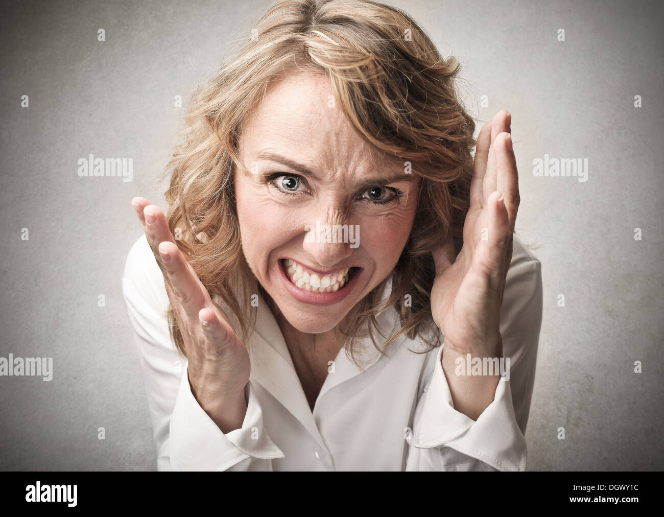 Ritratto di una bionda arrabbiato donna Foto Stock