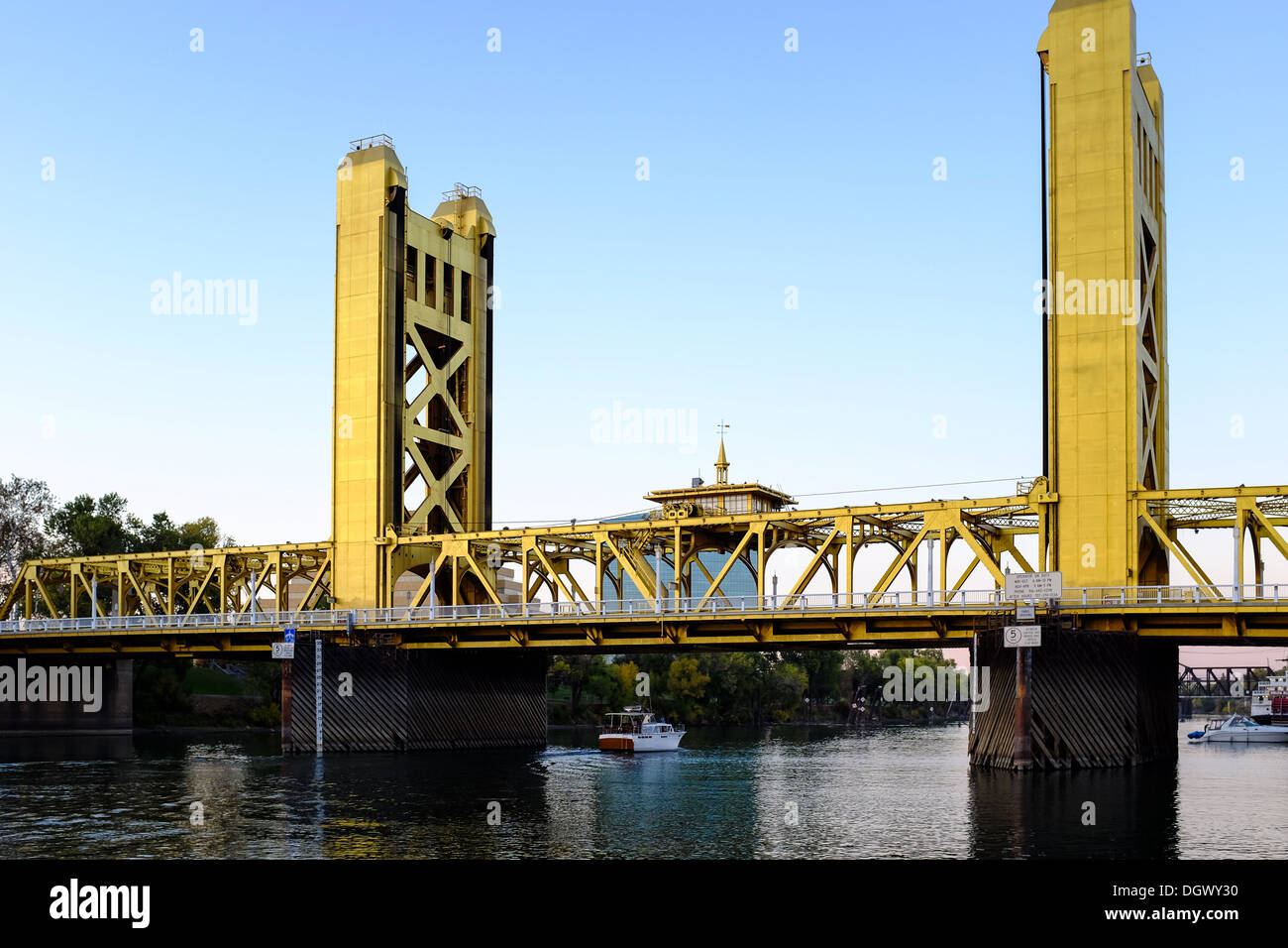 Il Tower Bridge nel corso del fiume Sacramento a Old Sacramento State Historic Park, California. Foto Stock