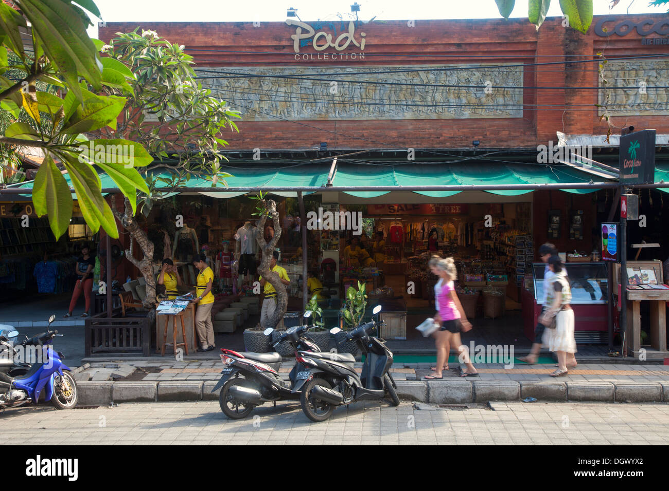 Negozio di regali arte Ubud Bali Indonesia asia attirano turisti souvenir di attrazione presenta comprare vendere sul mercato locale bike marciapiede Foto Stock