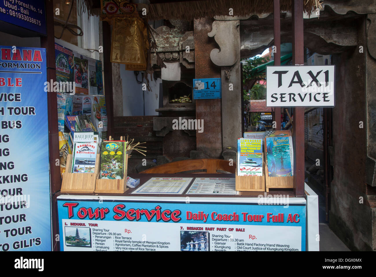 Servizi turistici taxi stand Ubud Bali Indonesia cartello in legno offerta offerta offerta di attrazione di turisti stampa pubblicizza volantini Foto Stock