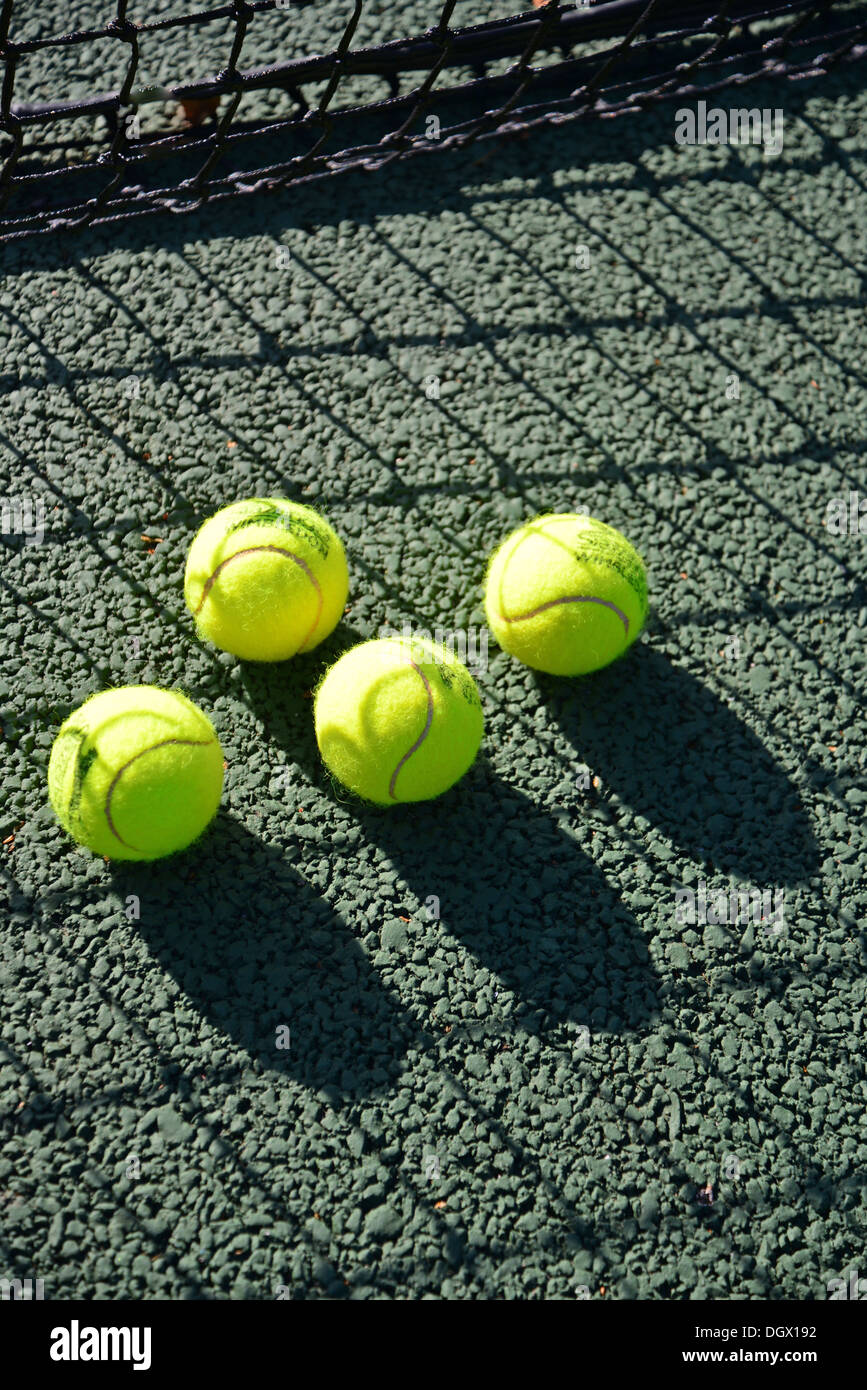 Palle da tennis sulla corte, Royal Ascot Tennis Club, Ascot Berkshire, Inghilterra, Regno Unito Foto Stock
