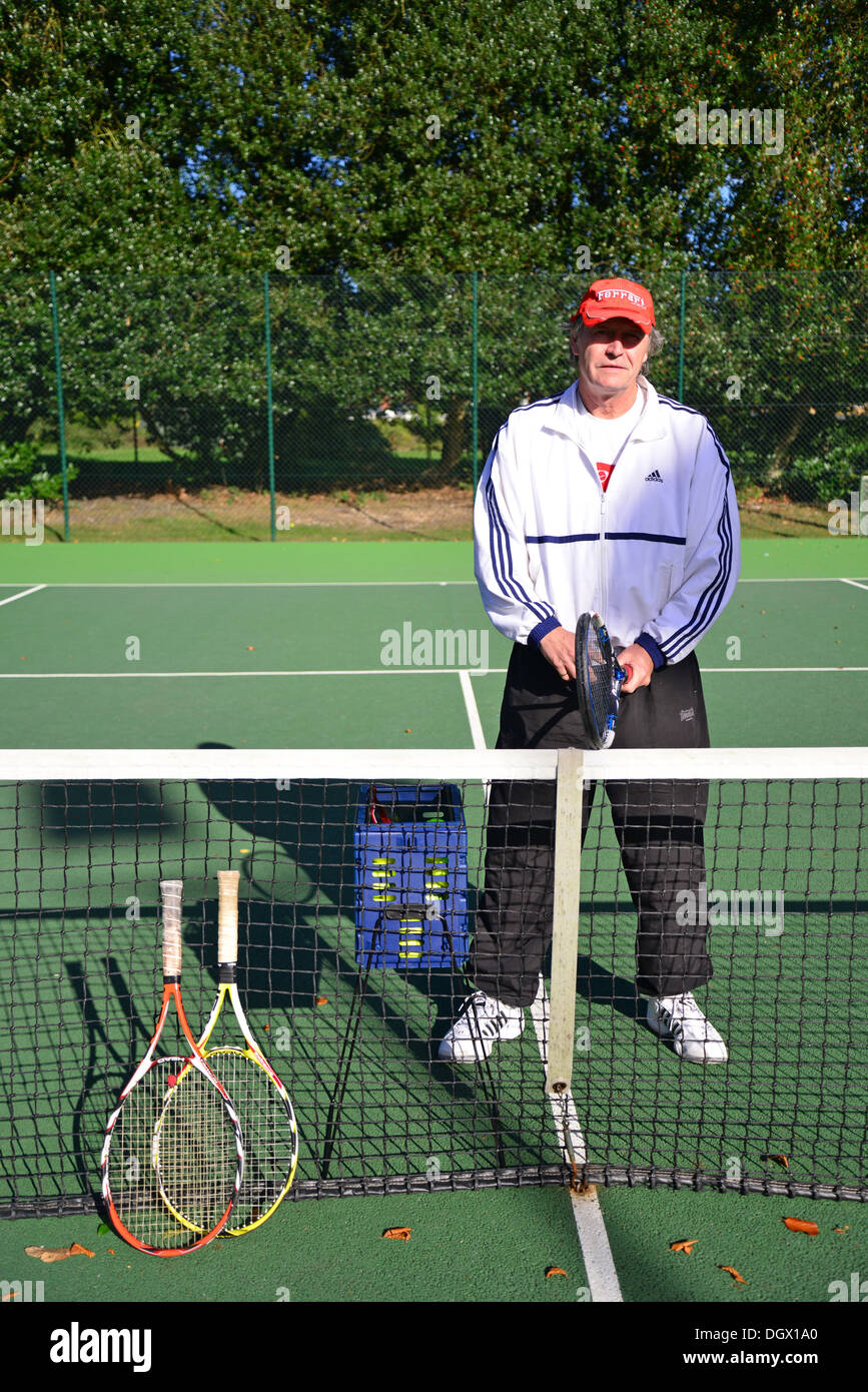 Istruttore di Tennis su corte, Royal Ascot Tennis Club, Ascot Berkshire, Inghilterra, Regno Unito Foto Stock