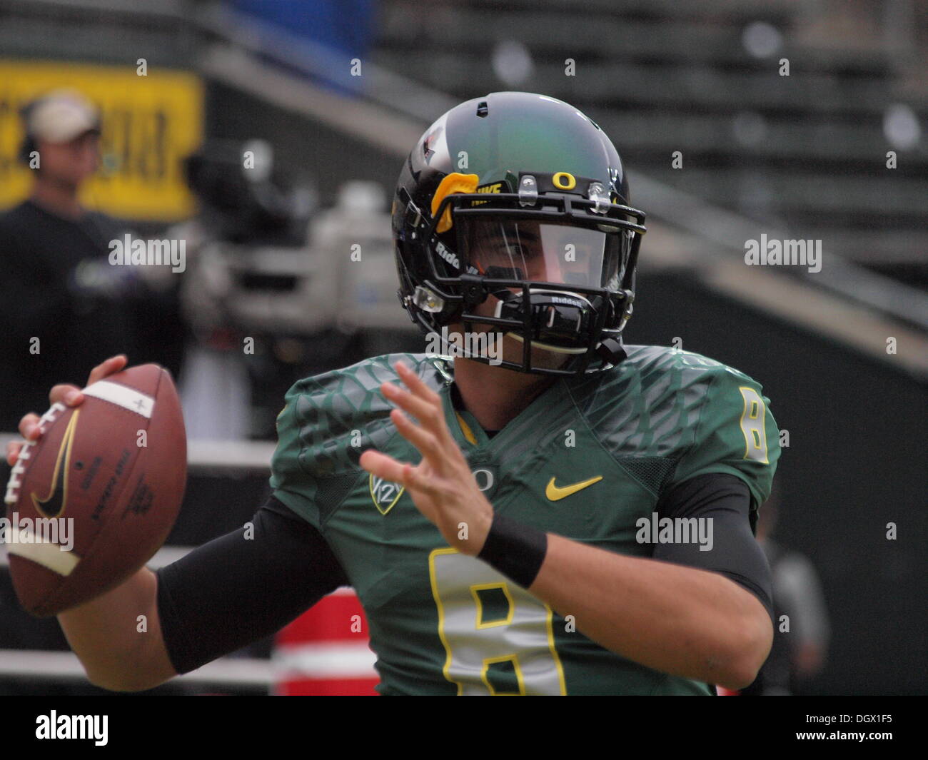 Oregon quarterback Marcus Mariota si riscalda prima di affrontare la UCLA a Autzen Stadium Foto Stock