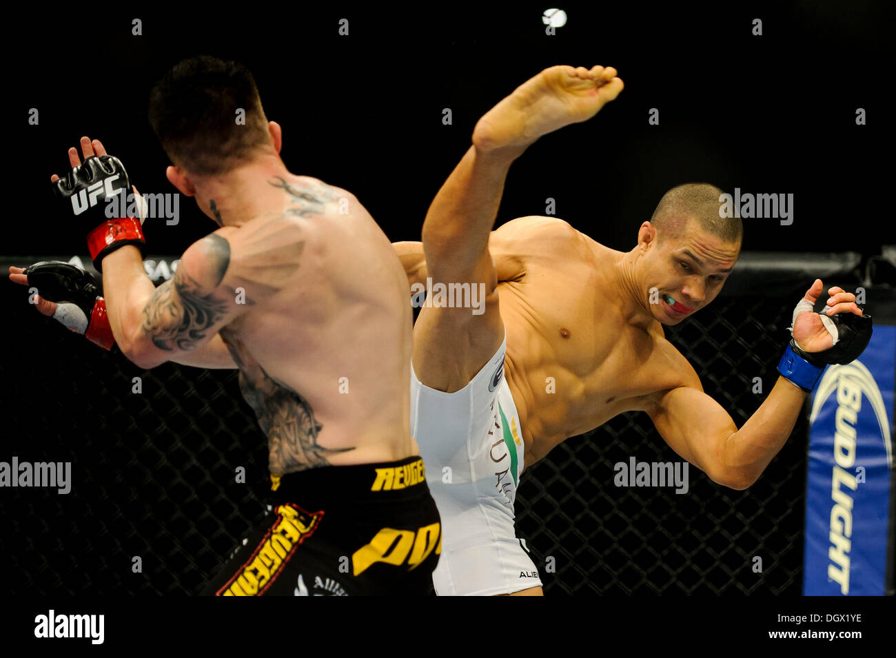 Manchester, Regno Unito. 26 ott 2013. Norman Parke (NIR) nel black sconfigge Jon Tuck (USA) in bianco per decisione unanime durante la carta principale leggero Bout a UFC Fight Night: Machida vs. Munoz in telefoni 4u Arena. © Azione Sport Plus/Alamy Live News Foto Stock