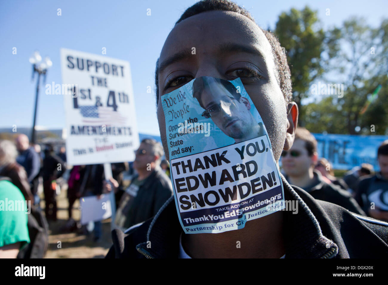 Washington DC, Stati Uniti d'America. 26 ott 2013. : Migliaia di cittadini e molti enti pubblici Organizzazioni di advocacy si riuniscono per rally su Capitol Hill in segno di protesta, derivanti da recenti rapporti nazionali ed internazionali di sorveglianza mediante la NSA © B Christopher/Alamy Live News Foto Stock