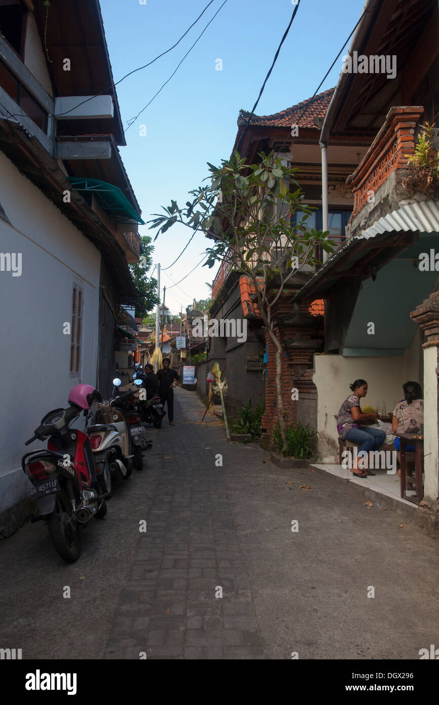 Scene di strada ubud Bali Indonesia quartiere jalan vivere la vita negozi case urbane di piccole città attrazione cittadina daily center Asia Foto Stock