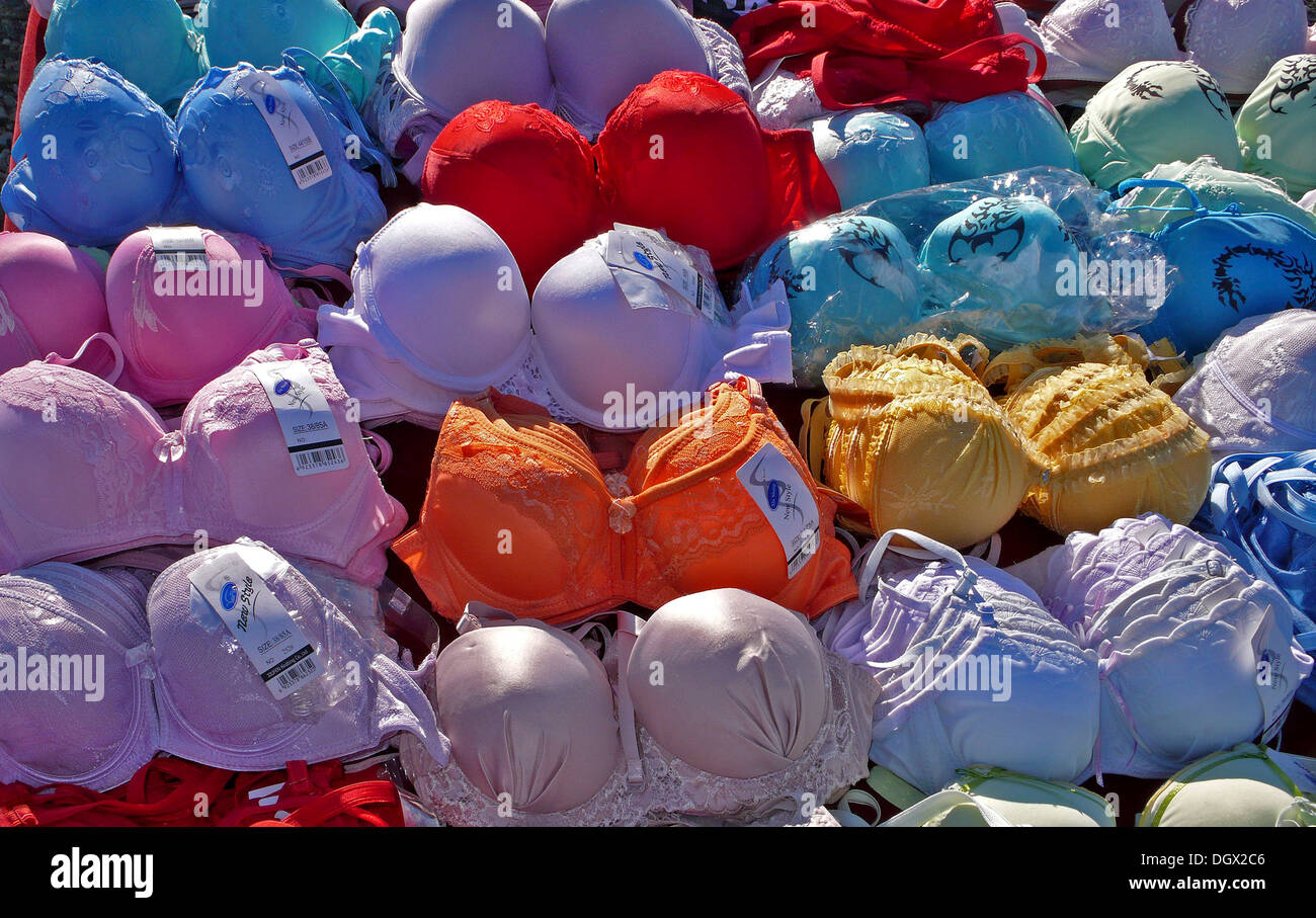 Reggiseni colorati, in un mercato in stallo, Germania Foto Stock