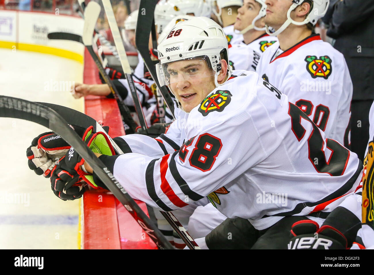 Chicago Blackhawk Ben Smith durante un NHL Hockey gioco durante la stagione 2013-2014 Foto Stock
