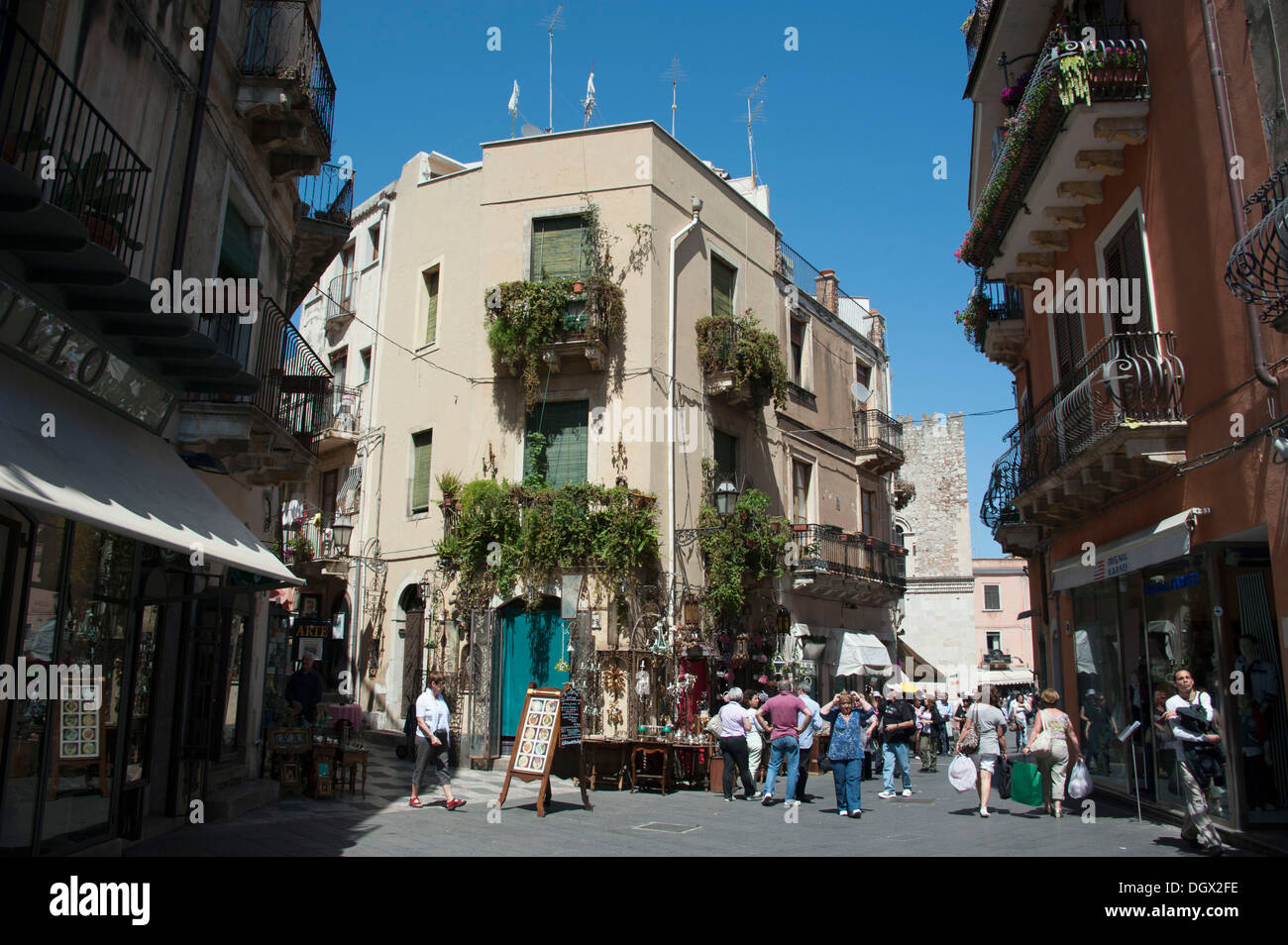 La zona pedonale di Corso Umberto, Taormina, Sicilia, Italia, Europa Foto Stock