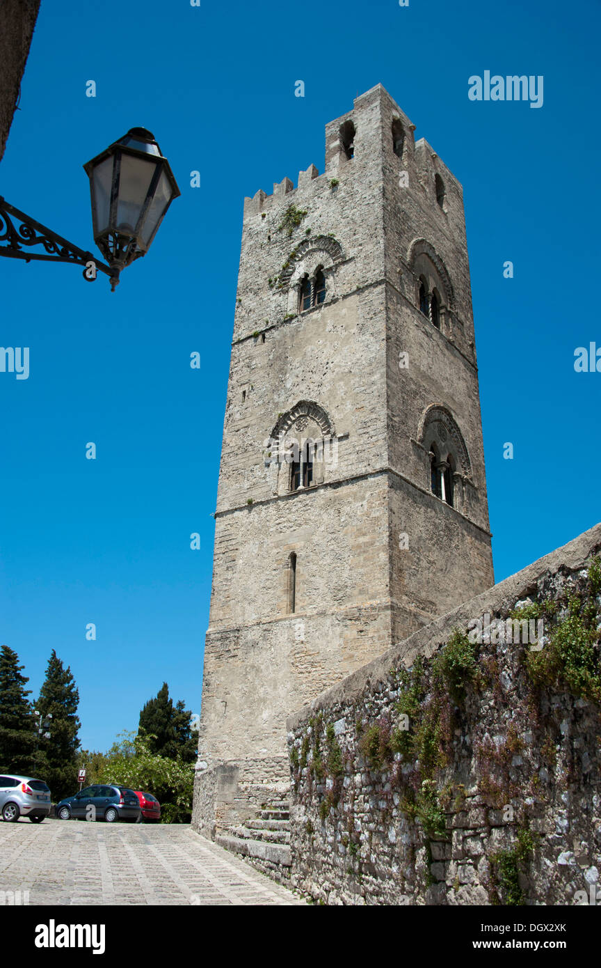 Steeple o campanile, la Chiesa Madre, la Chiesa Madre, Cattedrale di Santa Maria dell'Assunta, Erice, in Sicilia, Italia, Europa Foto Stock
