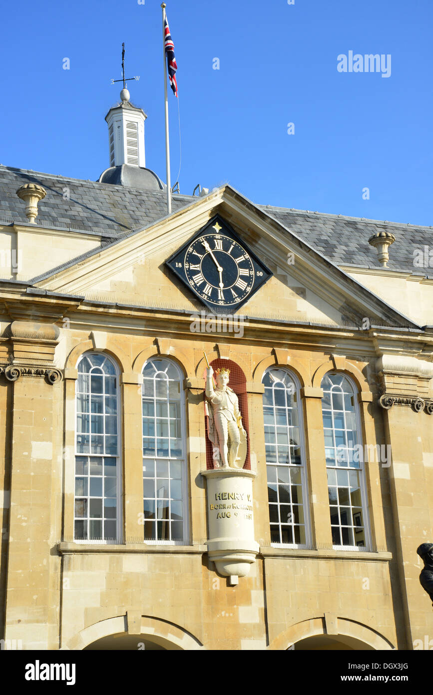 Enrico V statua nel XVIII secolo Shire Hall, Agincourt Square, Monmouth, Monmouthshire, Wales, Regno Unito Foto Stock