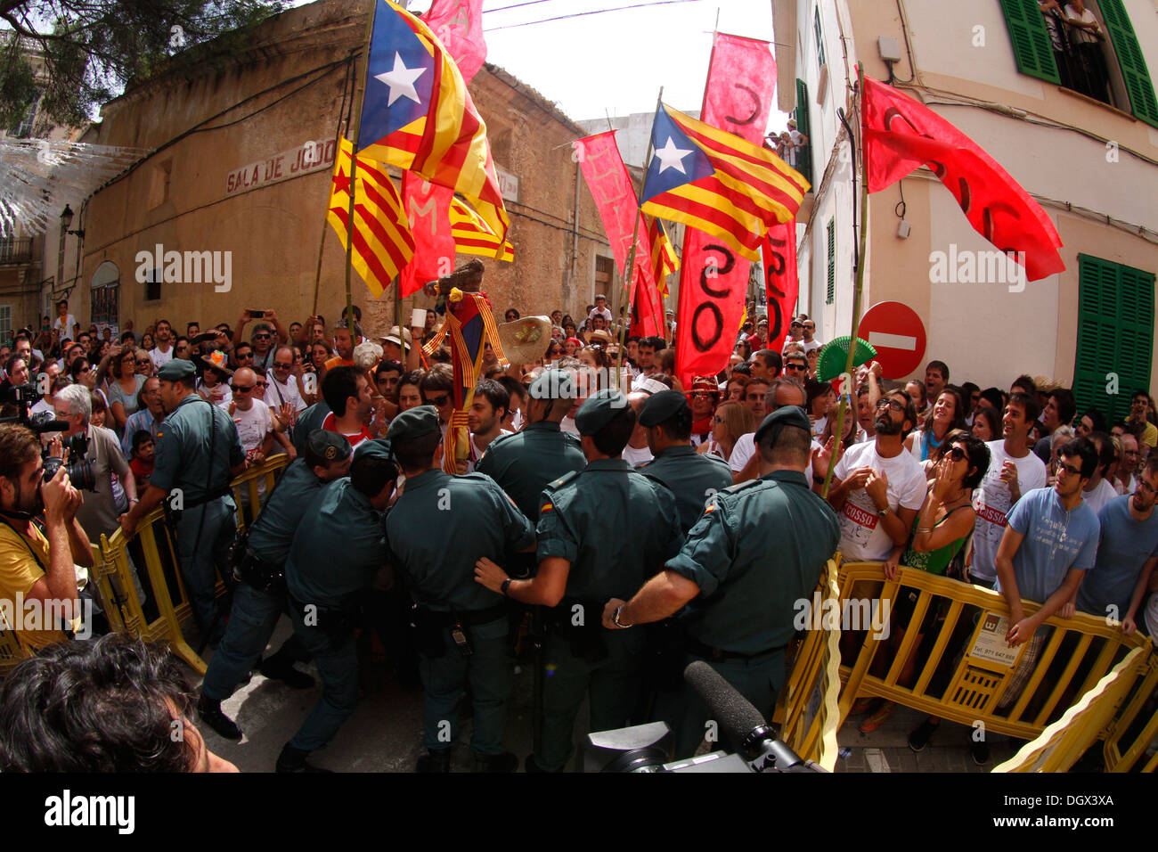 Spagna la polizia della Guardia civil controllo alcuni manifestanti in un locale di protesta contro le autorità locali nell'isola di Maiorca Foto Stock