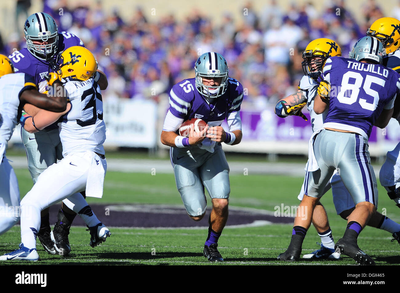 Manhattan Kansas, Stati Uniti d'America. 26 ott 2013. - Ottobre: 26,2013 Kansas State Wildcats quarterback Jake acque (15) trova un grande buco aperto dalla sua linea di attacco in azione durante il NCAA Football gioco tra il West Virginia alpinisti e il Kansas State Wildcats al Bill Snyder famiglia Stadium di Manhattan, Kansas. Kendall Shaw/CSM © Cal Sport Media/Alamy Live News Foto Stock