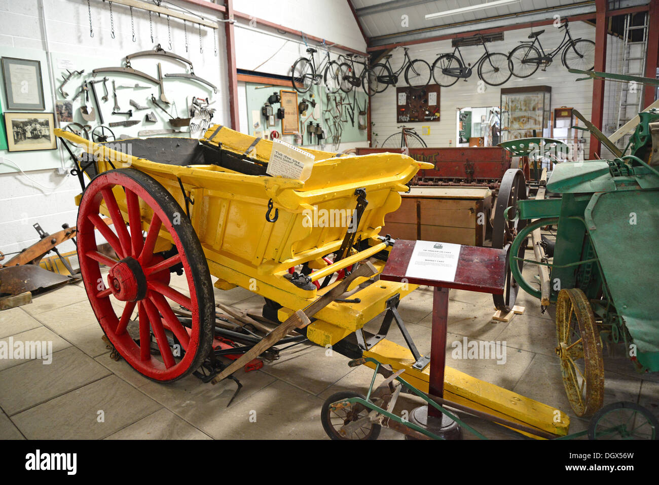 Fattoria di legno carrello a Usk Rural Life Museum, Newmarket Street, Usk, Monmouthshire, Wales, Regno Unito Foto Stock