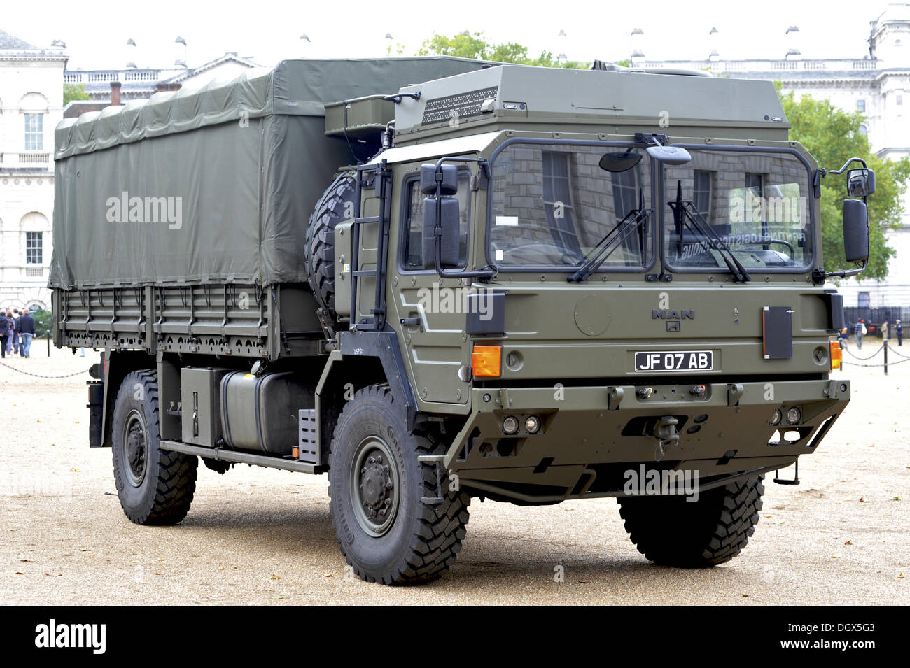 Londra, Regno Unito. 26 ott 2013. Esercito britannico uomo HX60, a 6 tonnellata, 4X4, per impieghi pesanti tactical/utility truck configurato per trasportare il personale. Il veicolo è realizzato da per l'esercito dalla Rheinmetall MAN veicoli militari. © Michael Preston/Alamy Live News Foto Stock