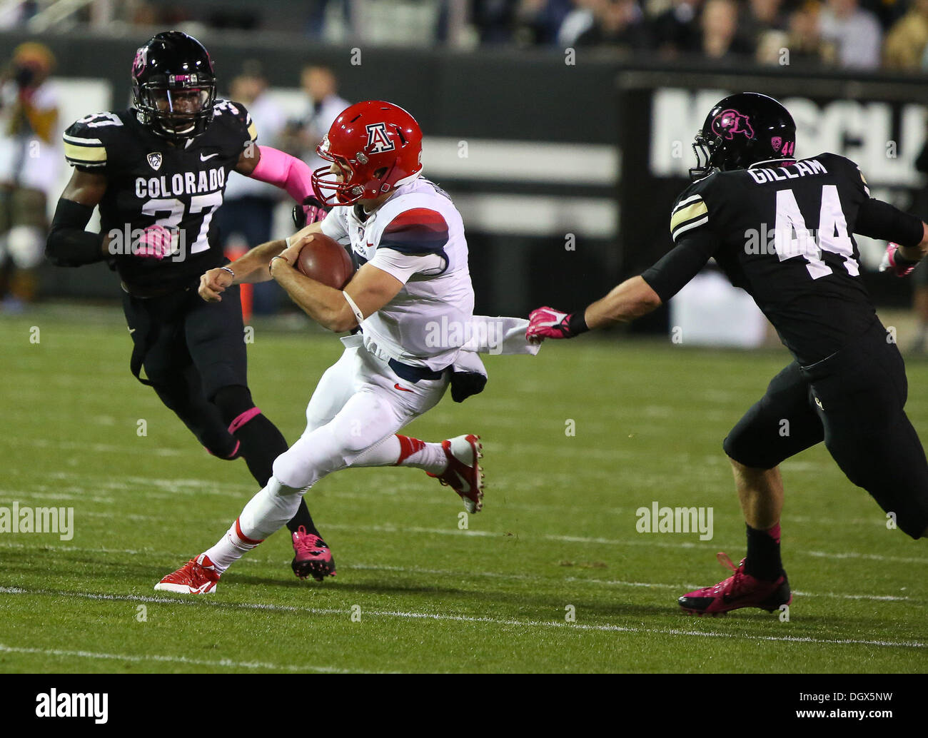Boulder, CO, Stati Uniti d'America. 26 ott 2013. Ottobre 26, 2013: Arizona quarterback B.J. Denker non è in grado di scappare da COlorado di Addison Gillam nel primo semestre contro il Colorado a Boulder. © csm/Alamy Live News Foto Stock