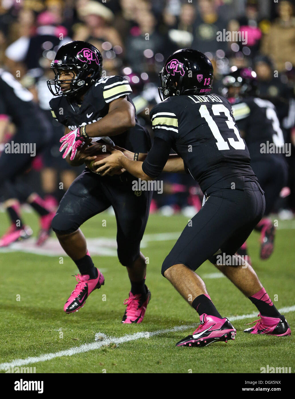 Boulder, CO, Stati Uniti d'America. 26 ott 2013. Ottobre 26, 2013: Colorado quarterback Sefo Liufau (13) Hands off a Michael Adkins II contro Arizona a Boulder. © csm/Alamy Live News Foto Stock