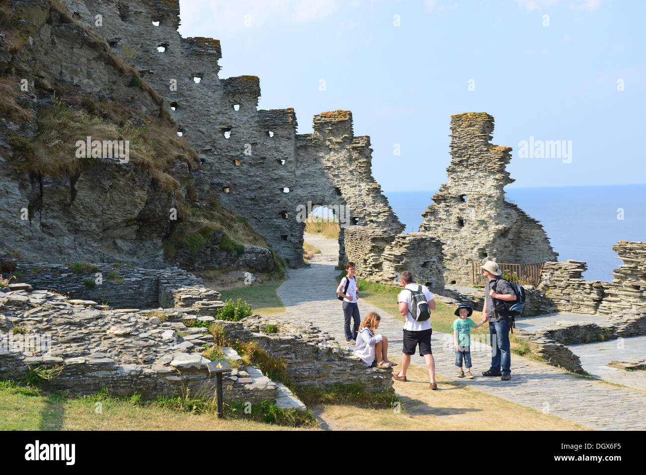 Rovine del castello di Tintagel, (leggendario luogo di nascita di Re Artù), Tintagel, Cornwall, England, Regno Unito Foto Stock