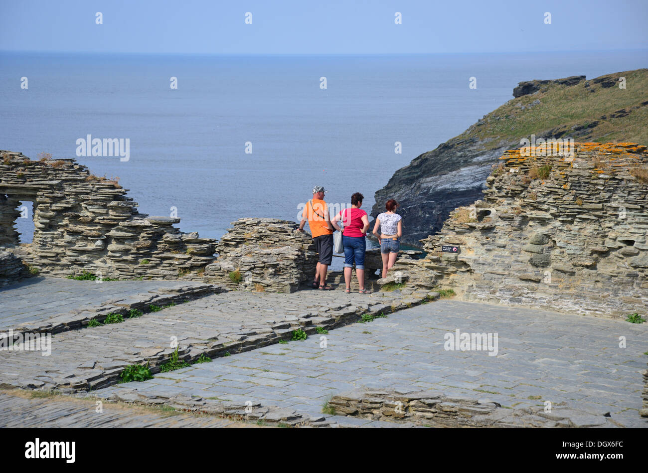 Rovine del castello di Tintagel, (leggendario luogo di nascita di Re Artù), Tintagel, Cornwall, England, Regno Unito Foto Stock