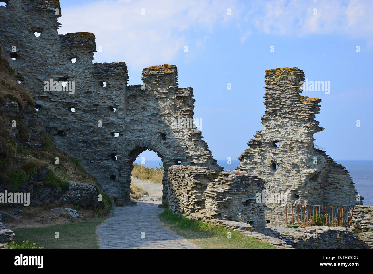 Rovine del castello di Tintagel, (leggendario luogo di nascita di Re Artù), Tintagel, Cornwall, England, Regno Unito Foto Stock