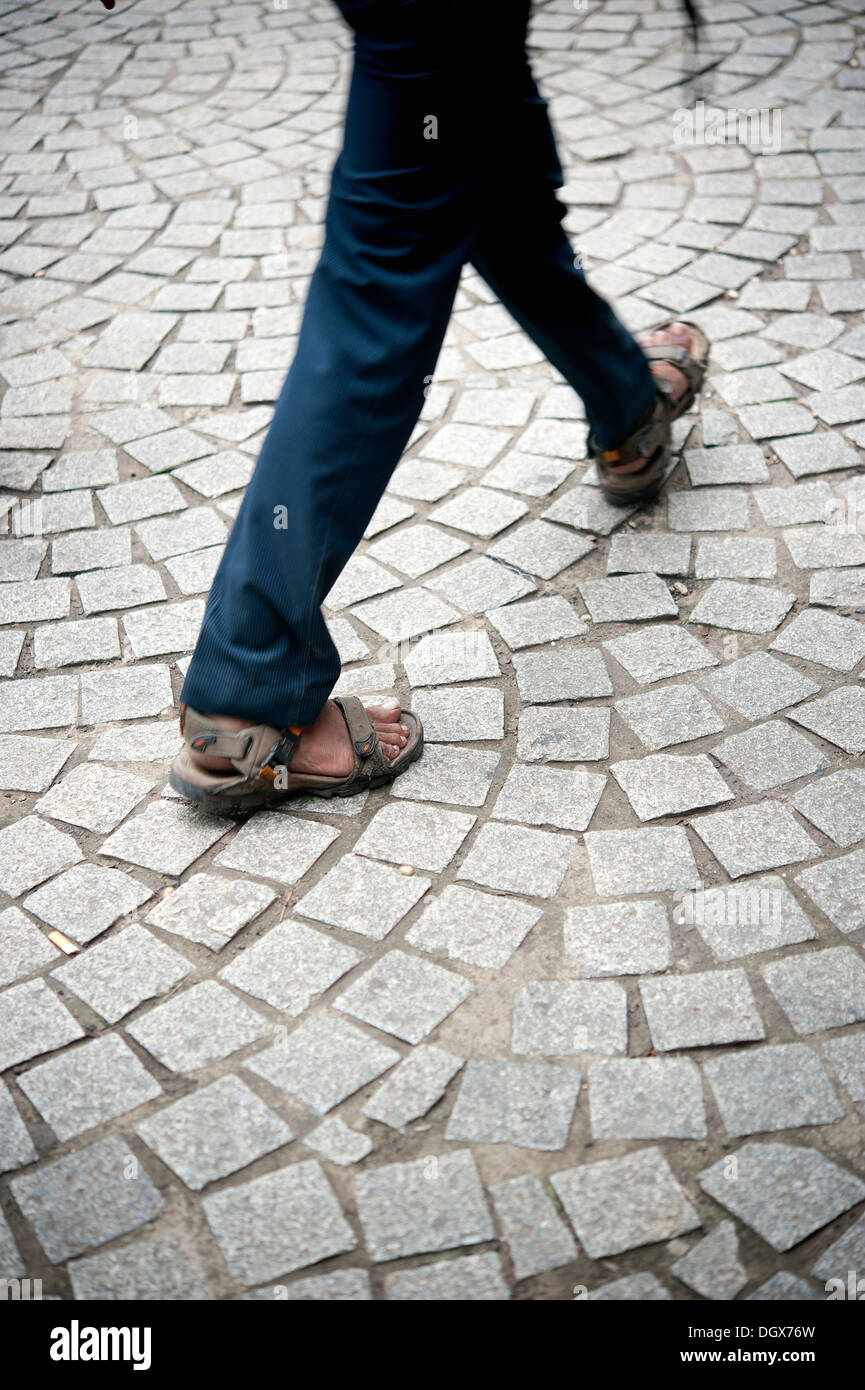 Movimento dei pendolari piedi camminare sul marciapiede in ciottoli - scena da Mumbai, la capitale commerciale dell India Foto Stock