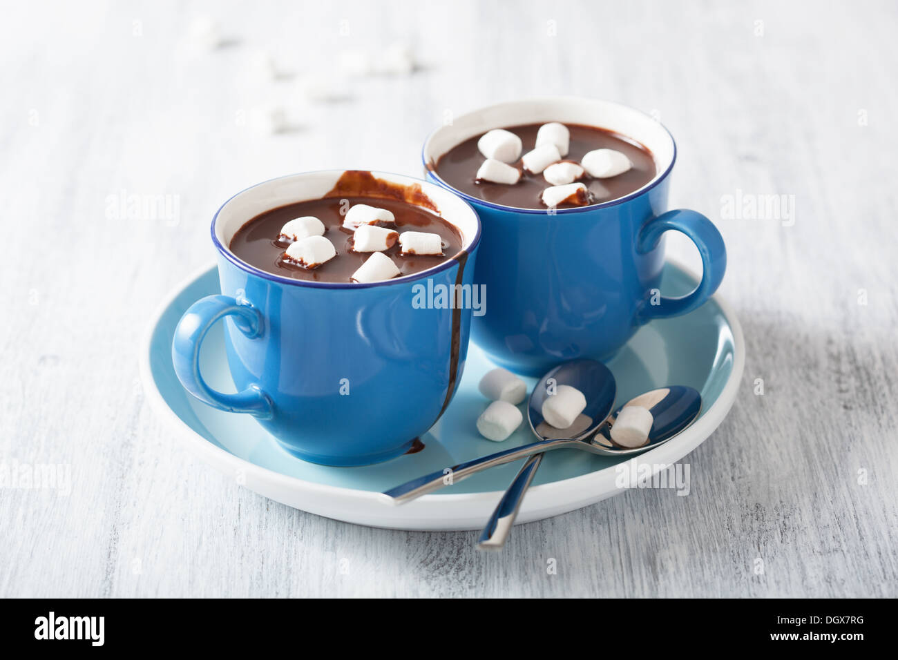 Cioccolata calda con piccoli marshmallows Foto Stock