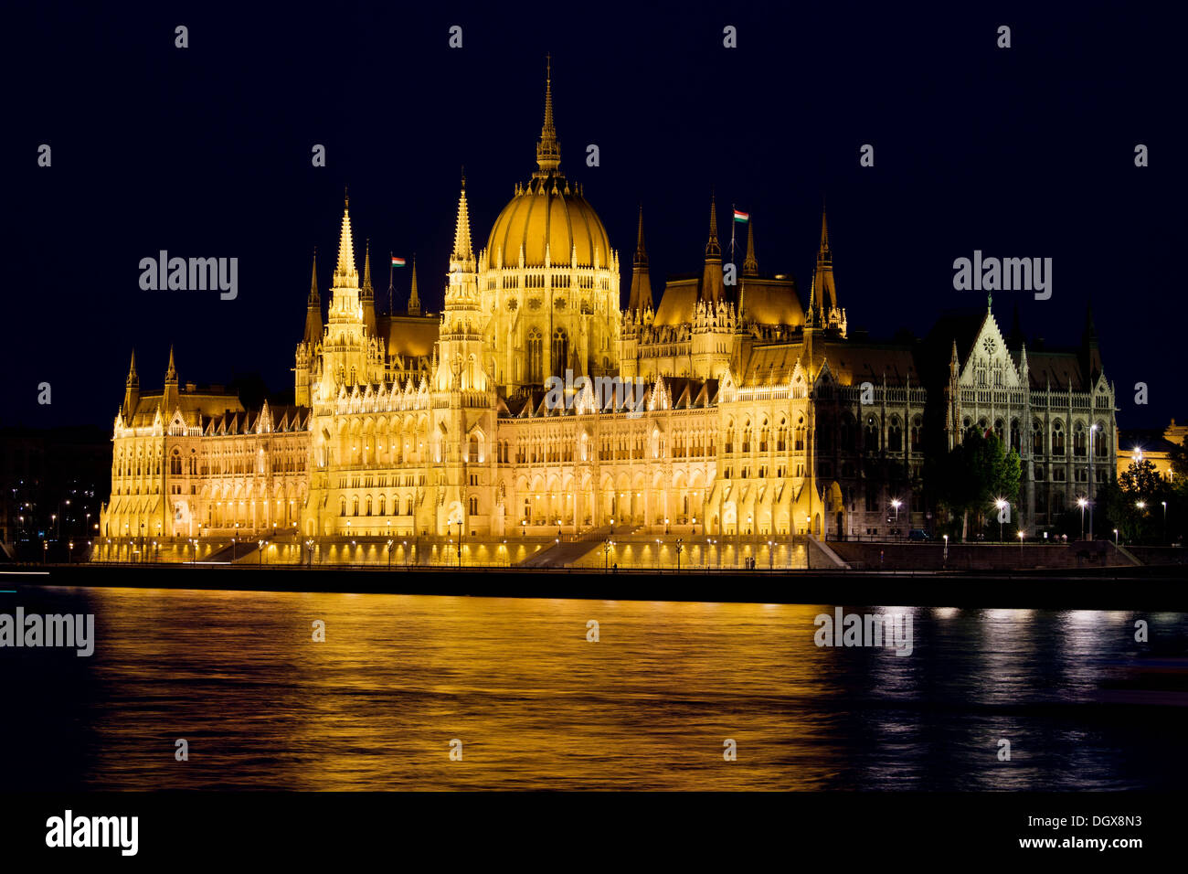 Parlamento ungherese edificio a tarda notte vista dal fiume del Danubio a Budapest, Ungheria. Foto Stock