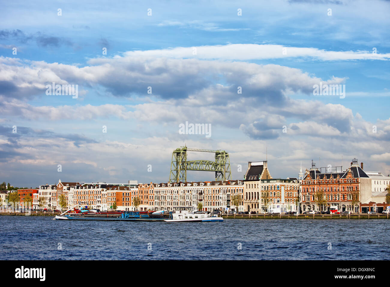 Appartamento a schiera case lungo il fiume nel centro di Rotterdam, Paesi Bassi. Foto Stock