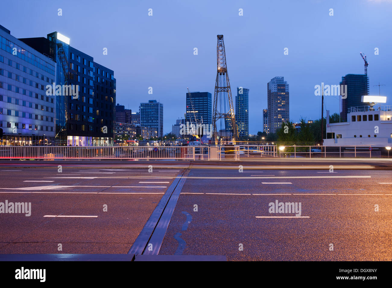 Schiedamsedijk multi lane street a notte nel centro della città di Rotterdam South Holland, Paesi Bassi. Foto Stock