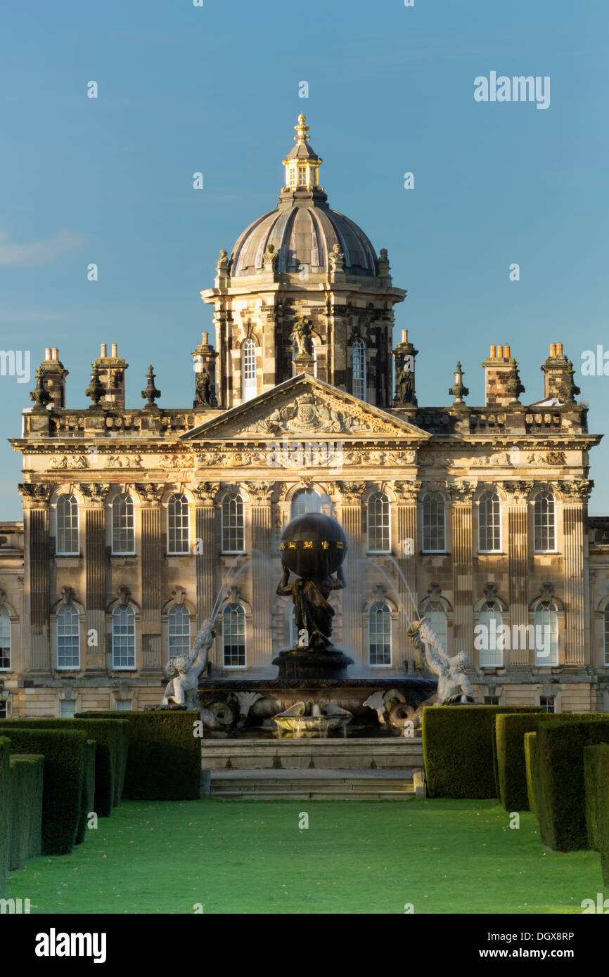 Castle Howard e Atlas fontana nel North Yorkshire. Foto Stock